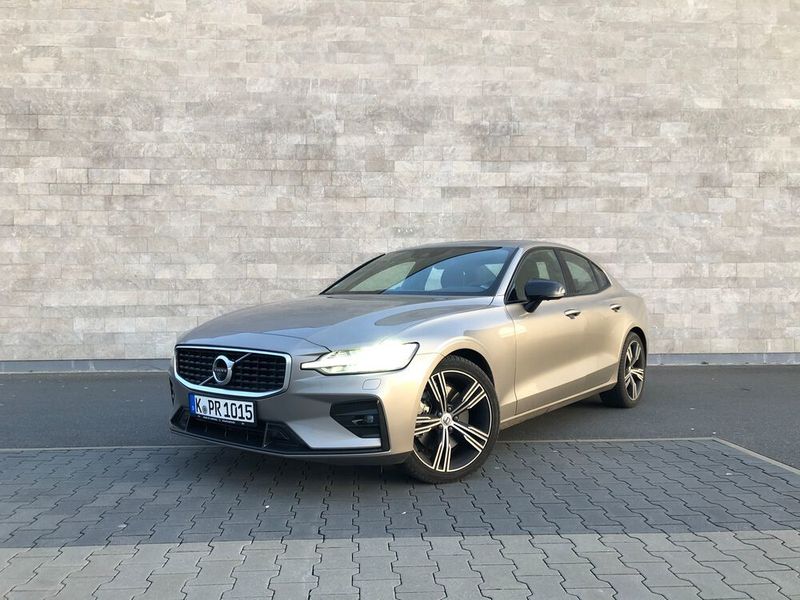 Für 43.200 Euro bekommt man nicht nur ein schickes, sondern bereits in der Grundausstattung sehr gut bestücktes Fahrzeug. Der Testwagenpreis liegt allerdings durch einige Optionen bei über 60.000 Euro. (
Jens Scheiner/»Automobil Industrie«)
