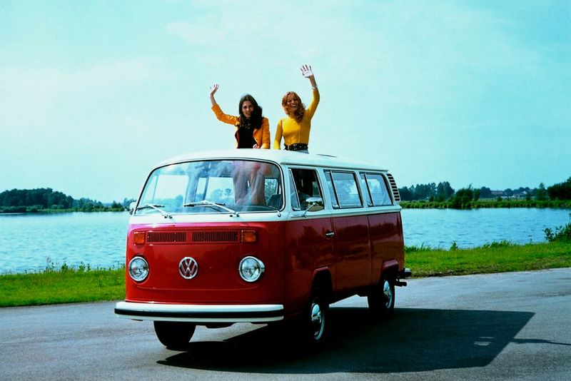 Der T2 hat wie der T1 einen luftgekühlten Vierzylinder-Otto-Boxermotor, dessen Hubraum im Vergleich zum Vorgänger von 1493 cm3 auf 1584 cm3 vergrößert wurde. Dieser Motor leistet 47 PS (35 kW) – 3 PS (2,2 kW) mehr. Gegen Aufpreis war ab Mitte 1971 der aus dem Motor des VW 411/412 entwickelte Flachmotor mit Zweivergaseranlage im Programm, der aus 1.700 cm³ Hubraum 66 PS (49 kW) Leistung (62 PS/46 kW mit der ab 1972 angebotenen Dreigang-Automatik) erzeugte. Später wurde der Flachmotor auf 1.800 cm³ Hubraum (68 PS/50 kW) und schließlich auf 2.000 cm³ (70 PS/51 kW) vergrößert. Die Spitzengeschwindigkeit stieg von 110 km/h auf bis zu 130 km/h. Der Kraftstoffverbrauch der Flachmotoren war deutlich höher – um die 14 Liter/100 km waren in der Praxis üblich. Für den Pritschenwagen wurde der größere Motor nicht angeboten. (Bild: Volkswagen Nutzfahrzeuge)