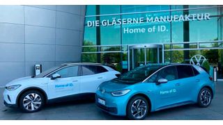 So ein Bild wird sich vor der Gläsernen Manufaktur von VW in Dresden wohl kaum noch bieten. Denn heute ist der letzte ID.3 gefertigt worden, der einen Ehrenplatz erhalten wird. Es folgen nun umfangreiche Änderungen, was die Weiternutzung der Einrichtung angeht ... (Bild: Volkswagen)