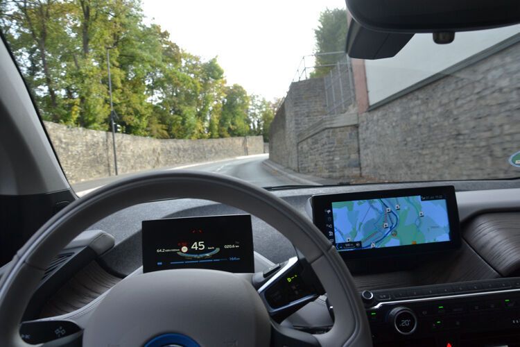 Der BMW i3 fährt auf gut geteerten Straßen absolut komfortabel.  (Michel / »kfz-betrieb«)