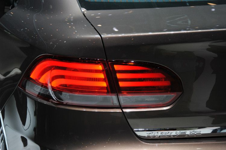 Die horizontal verlaufenden Lichtbalken des Tagfahrlichts finden sich bei den Rückleuchten wieder: Die breiten Heckleuchten sollen auch bei Nacht das dominierende Gestaltungselement der Heckansicht sein. (Foto: Baeuchle)