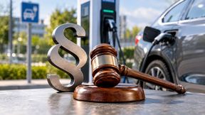 Was kostet der Ladestrom an der Säule? Die Antwort darauf erfährt der E-Auto-Fahrer oft erst mit der Rechnung, wenn er bereits sein Fahrzeug geladen hat. Überhöhte Preise waren auch Gegenstand eines Verfahrens beim Landgericht München. (Bild: KI-generiert)
