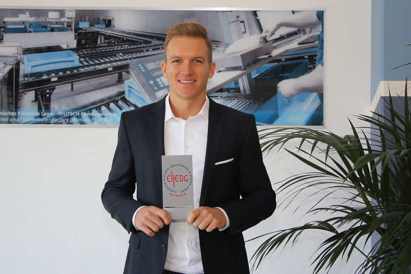 Pflitsch-Kundenberater Heiko Emde präsentiert stolz die EHEDG-Member-Urkunde: „Die Mitgliedschaft bei EHEDG unterstreicht unser Engagement rund um Hygienic Design.“ (Pflitsch)