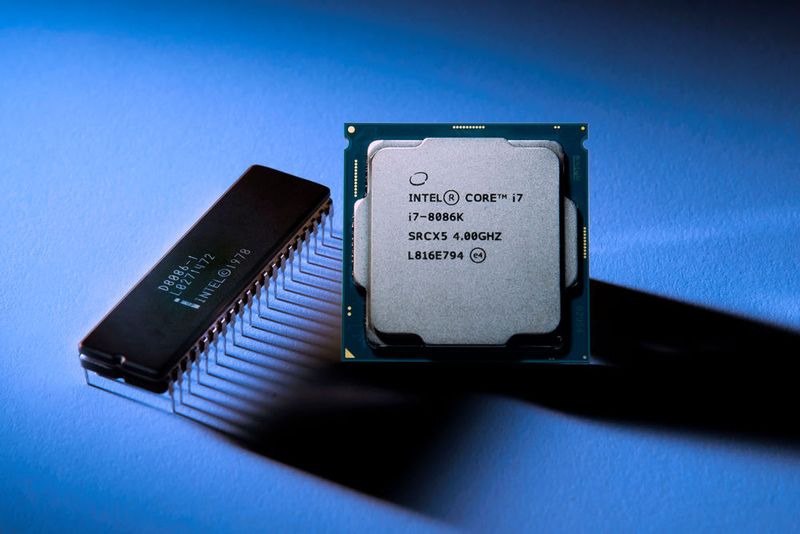 40 Jahre Marktpräsenz - besonders im PC-Bereich: Zum 40. Geburtstag der x86-Prozessoren bringt Intel mit dem Intel Core i7-8086K eine Jubiläumsversion seiner High-End-Desktop-CPUs heraus - mit modernen Leistungsmerkmalen: der 64-Bit-Prozessor weist 6 Prozessorkerne, 12 Threads und im Single-Core-Turbo-Modus bis zu 5,0 GHz Taktfrequenz auf.   (Bild: Intel)