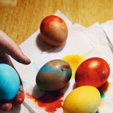 Auch wenn Eier nur selten mit potenziell krankmachenden Bakterien verunreinigt sind, sollten insbesondere beim Umgang mit rohen Eiern bestimmte Hygienemaßnahmen befolgt werden (Symbolbild). (Bild: frei lizenziert, Alexander Grey)