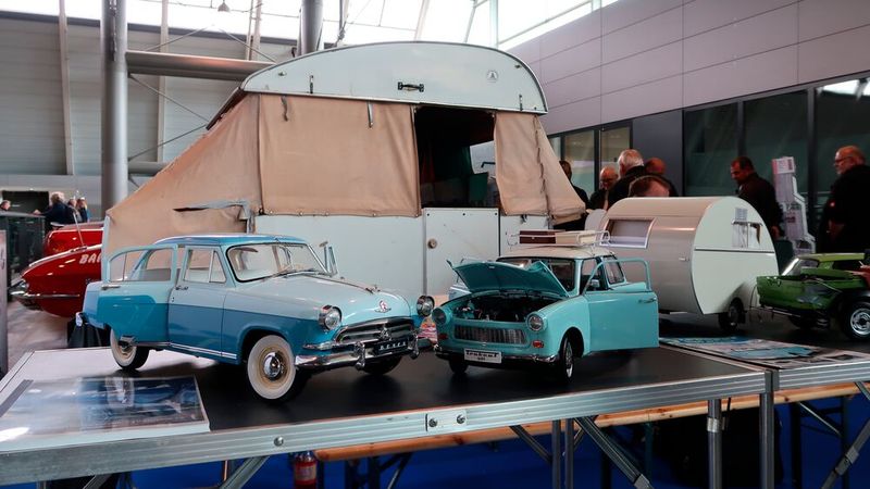 Zum Schluss ein versöhnliches Bild: Modelle des GAZ M-21 Wolga und des Trabant 601 samt Wohnanhänger Würdig 301 im Maßstab 1:8 – gesehen auf dem Stand des Oldtimer-Dachverbands Initiative Kulturgut Mobilität (IKM) (Bild: Diehl – VCG)