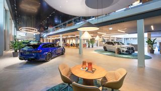 13 Millionen Euro flossen in den Umbau der BMW Niederlassung Frankfurt nach dem neuen Showroomkonzept Retail Next der BMW Group. ((c) derPIRAT.com)