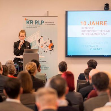 Ministerialdirektorin im Ministerium für Wissenschaft und Gesundheit in Rheinland-Pfalz, Katharina Heil, richtete das Grußwort an die Teilnehmenden der Veranstaltung. (Bild: © Institut für digitale Gesundheitsdaten RLP)