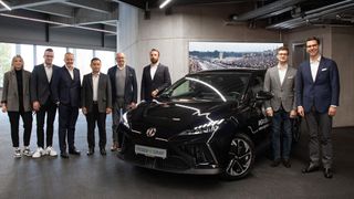 Die Feser-Graf-Gruppe hat einen Vertriebs- und Servicevertrag mit der Chinamarke MG Motor abgeschlossen und will mit dem Fabrikat künftig an verschiedenen Standorten aktiv werden. Im Bild von links: Kathrin Feser, Max Feser (beide Feser-Graf-Gruppe), Markus Kugler (Geschäftsführer Feser, Graf & Co. Automobil Holding), Richard Yuan (CEO MG Motor Deutschland), Jochen Scharf (Geschäftsführer Feser-Scharf), Till Heinrich (Geschäftsführer Feser, Graf & Co. Automobil Holding), Philipp Hempel (Sales & Network Director MG Motor Deutschland), Jan Oehmicke (Vice President DACH-Region MG Motor Europa) (Bild: Feser-Graf Dienstleistungsgesellschaft mbH)