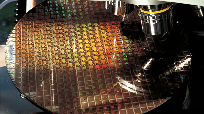 Moore's Law ist nicht tot: Die Integrationsdichte von Transistoren auf einem Silizium-Chip stößt zwar 2029 an physikalische Grenzen, aber es ist buchstäblich Luft nach oben durch monolithische 3D-ICs und neue Werkstoffe.