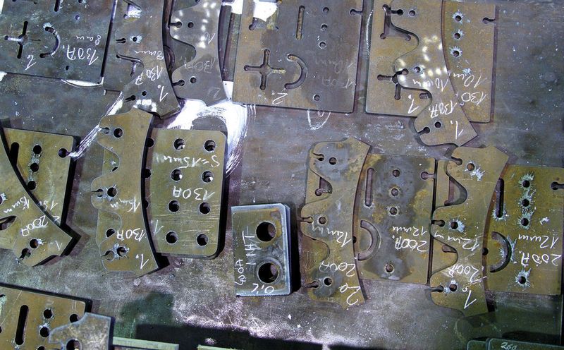 Mit verschiedenen Blechteilen wurde in Vorversuchen das Schneiden der Löcher bei Messer Soft durchgeführt, bewertet und optimiert. Bild: Messer Soft (Archiv: Vogel Business Media)