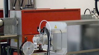 Im Ofen werden bei 1400 °C die Carbonfasern hergestellt. (Christian Wißler/Universität Bayreuth)