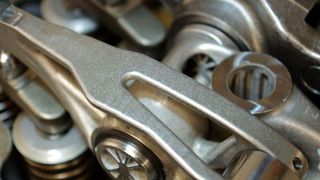 Renault Trucks hat einen Konzeptmotor entwickelt, der mittels additiv gefertigter Bauteile 120 Kilogramm leichter ist als der vergleichbare Ausgangsmotor. Im Bild ein topologieoptimierter und gedruckter Kipphebel. (Renault Trucks)