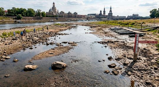 Auch wenn für nächste Woche großflächigere Regengebiete erwartet werden, bleibt das Niedrigwasser in den Flüssen zunächst ein Problem für Transporte per Binnenschiff. Deshalb dürfen Lkw befristet auch sonntags fahren. Doch die Regeln sind nicht einheitlich ...(Bild:  KI-generiert)
