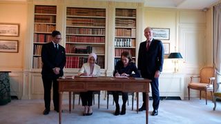 This cooperation agreement was realized through a JSA signing by the President Director of Pertamina, Nicke Widyawati; and President Director of Air Liquide Indonesia, Marloes Moerman; in Paris, France. (Source: Pertamina)