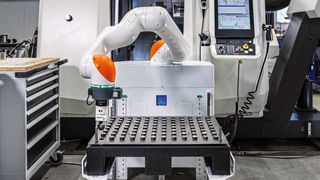 Eine flexible Lösung wie der Mairoflex iisy soll sich jeder leisten können und so auch eine Antwort auf den zunehmenden Fachkräftemangel. (Bild: Kuka)