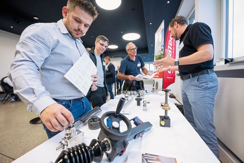 Eine Tischausstellung im Foyer ergänzt die Fachvorträge. Zwischen den Vorträgen wird es Zeit für Networking und zum Besuch der Tischausstellung geben. (Bild: Thomas Entzeroth)