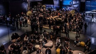 Zu Daimlers Weltpremieren in Genf gehören der überarbeitete GLC und der AMG GT R Roadster. Neben den Sportlern gibt es auch im Kleinbus-Segment was zu sehen: den elektrisierten Van namens EQV. (Daimler)