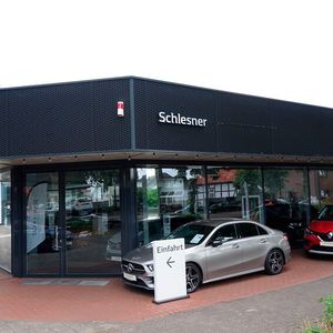 Das Autohaus Schlesner in Nienburg/Weser hat eine durchaus lange Historie. Eine Renault-Historie, die bis 1962 zurückreichte – und Anfang 2024 endete. Nach über 60 Jahren Partnerschaft kündigte Renault dem Autohaus den Vertriebsvertrag. Doch nachdem die erste Panik überwunden war, hat der Verlust des Herstellervertrags im Team neue Kräfte entfesselt.(Bild:  Rosenow – VCG)
