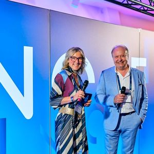 Moderatorin Meike von der Goltz moderierte charmant den Messetag. Der CEO der Dierck Group, Wolfgang Ehrk, begrüßte die Gäste, Aussteller und das Team. (Bild:  Dierck Group)