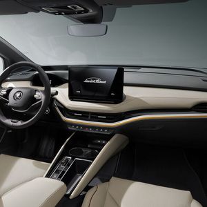 Das Bediensystem und die Tasten-Anordnung beim Skoda Enyaq wurde überarbeitet.(Bild:  Skoda)