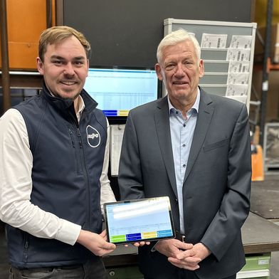 In der Produktionshalle von Mefro präsentieren Alfred Fischbacher, Chief Operating Officer, Mefro (links), und Ralf Lommel, CRO der GFOS mbH, den erfolgreichen Wechsel auf die GFOS 2025 SaaS-Plattform. (Bild: Mefro)