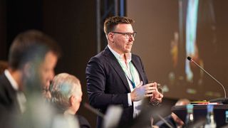 Alexander Sauer-Wagner, Geschäftsführer des Volkswagen- und Audi-Partnerverbands (im Bild), forderte vom Hersteller auf einer Tagung mit über 600 Händlern Klarheit rund um die Vertriebsstrategie des Herstellers und die allgemeine Konzernpolitik. (Bild: Berlin & Cramer)