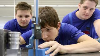 Davon könnte die deutsche Industrie mehr gebrauchen: Fachkräfte und die, die es werden wollen. Leider ufert das Problem nach Aussage von Deloitte jetzt erst richtig aus, wie die dpa berichtet. (Bild: dpa)