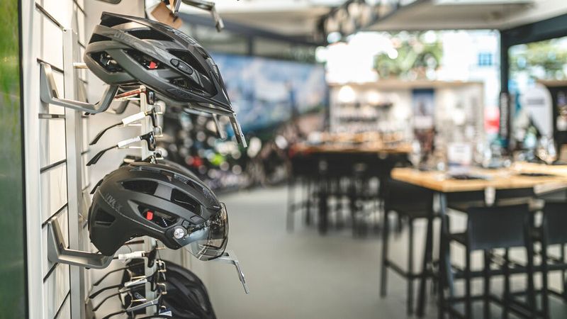 Auch Zubehör wie Helme können die Kunden im neu eröffneten Store erwerben. (Bild: Philip Fuhrmann)