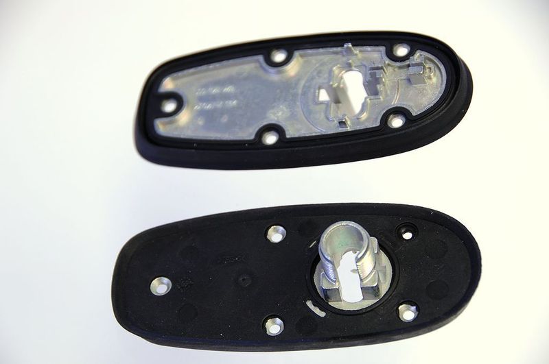 Bild 9: Die Bodenplatte besteht aus Zink und thermoplastischem Elastomer. Als Gehäuseteil einer Dachantenne wird es maschinell montagefertig hergestellt. (Archiv: Vogel Business Media)