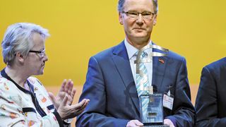 v.l. Prof. Dr. Annette Schavan, Bundesministerin für Bildung und Forschung, gratuliert dem Gewinner des Hermes Awards 2012 der Firma Phoenix Contact, Roland Bent, Geschäftsführer Marketing und Vertrieb. (Deutsche Messe)