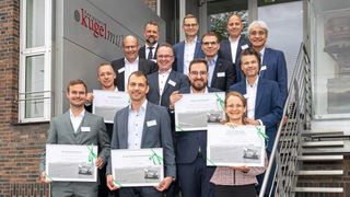 Die Preisträger des Future-Technology-Award und der Innovation-Awards zusammen mit Schaeffler-Vorständen.  (Bild: Schaeffler, Anand Anders)