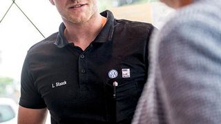 Für das Autohaus Essing sind zufriedene Kunden wichtig. Dafür setzt sich auch Serviceberater Lars Staack (li.) ein. Damit sich die Kunden auch gegen teure Reparaturen absichern können, kooperiert der Händler mit der GGG. (Timo Lutz)