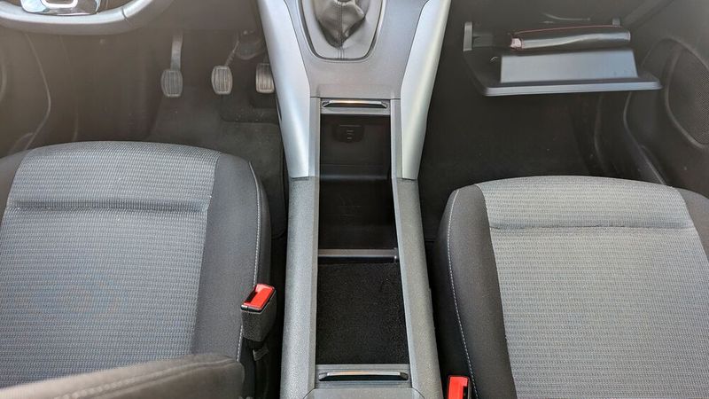 ... mehrere sehr tiefe Staufächer in der Mittelkonsole, ... (Bild: Rosenow – VCG)