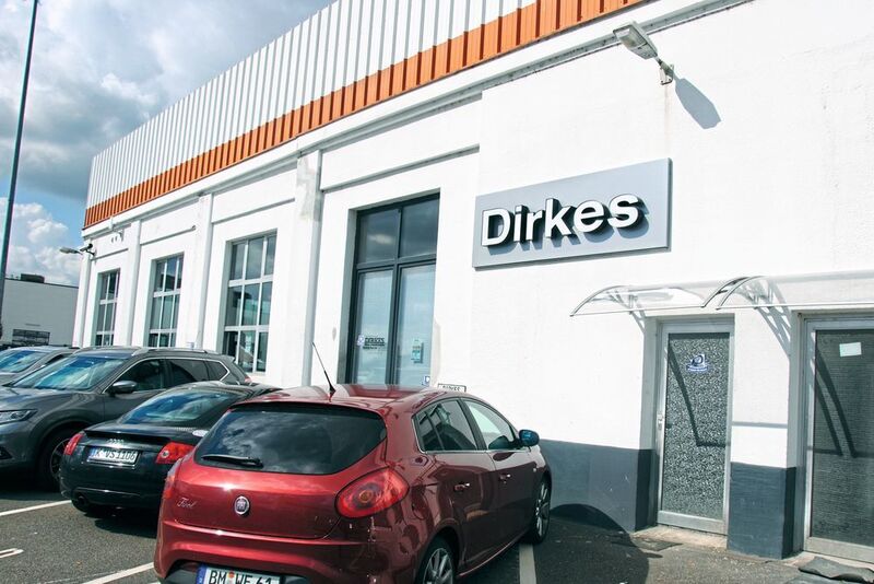 Eingang zum neuen Logistikzentrum der Automobilgruppe Dirkes in Köln-Porz. Auf dem Gelände war einst Citroën Deutschland beheimatet. (Baeuchle/»kfz-betrieb«)