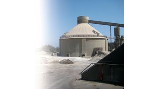 Neben dem bestehenden Silo wird das neue Silo errichtet.  (Bild: Aumund)