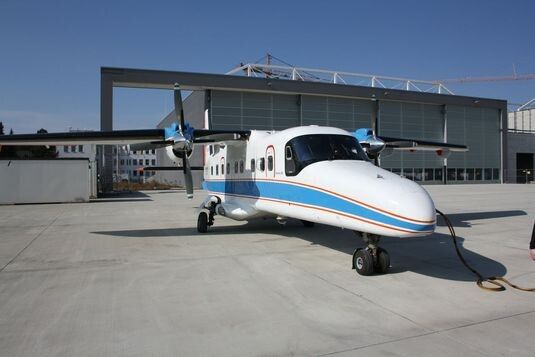 Die Turboprop-Maschine Dornier 228, die im Experiment eingesetzt wurde. Unter dem Rumpf erkennt man die Glaskugel, die das Teleskop schützt. (LMU)