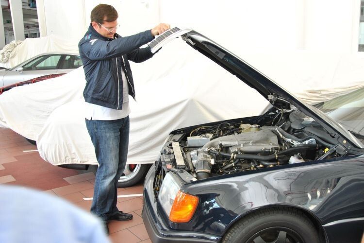Dieter Landenberger, Leiter des historischen Archivs bei Porsche, präsentiert die zum Teil „verwegenen“ Exponate des Museums – hier einen Mercedes E 500 (W124) ... (Foto: Dominsky)