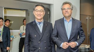 Lee Woo-jong, President der LG Electronics Vehicle Components Company, und Kurt Sievers, Executive Vice President und Leiter des Geschäftsbereichs Automotive bei NXP, auf dem Automotive Vision Meeting auf der CES 2018. (NXP)
