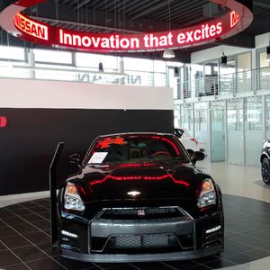 Im Fokus: Unter dem Laufband steht der neue Nissan GT R.(Bild:  Autohaus Günther)
