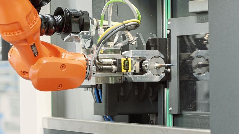 Schnell und präzise übernimmt der KMR Cybertech die Maschinenbeschickung. Die Mitarbeitenden fühlen sich gut entlastet und können sich anspruchsvolleren Aufgaben widmen.  (Bild: Kuka)