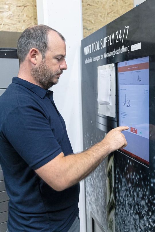 Michael Mangold, Fertigungsleiter, Leuka GmbH: «Wir können uns Maschinenstillstand nicht leisten. Deshalb haben wir mit dem ‹Tool-O-Mat› von Ceratizit ein System integriert, bei dem Werkzeuge jederzeit verfügbar sind.»(Bild:  Ceratitzit)