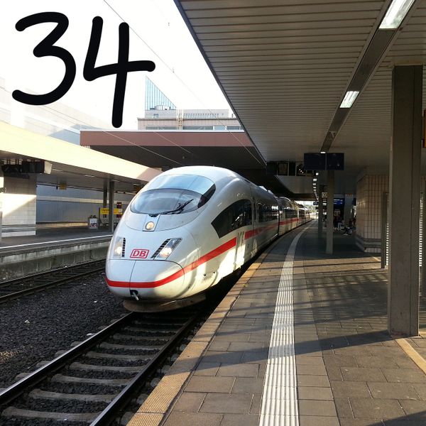 Jahre ist es her, dass der Inter City Experimental vorgestellt wurde. Er stellte am 26.November 1985 mit 317 km/h prompt einen Weltrekord auf, der 1988 mit 406,9 km/h übertroffen wurde. Für 780 km von Hamburg nach München braucht ein ICE heute 5,5 h – Durchschnitt 142 km/h. (gemeinfrei)