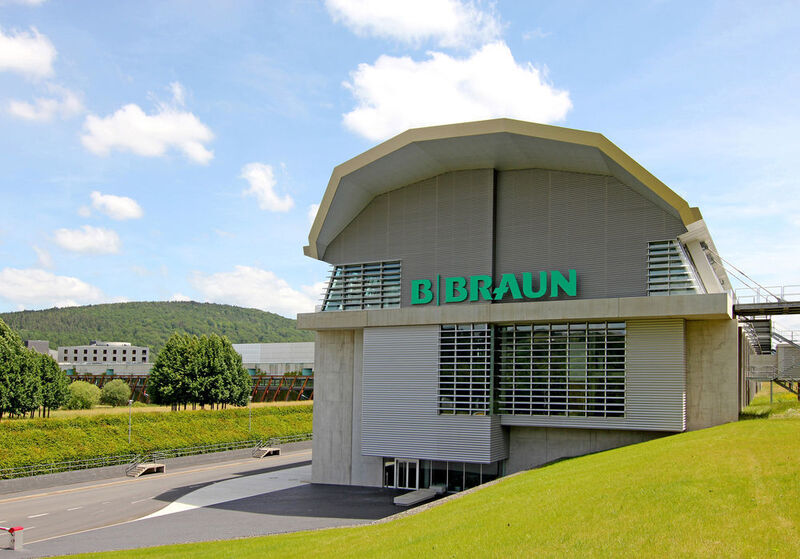 Besucherzentrum am Werk Pfieffewiesen der B. Braun Melsungen AG in Melsungen. Seit 1976 gehört Aesculap der B. Braun Gruppe an und ist damit Teil eines familiengeführten Konzerns mit 58.000 Mitarbeitern in mehr als 60 Ländern. (B. Braun Melsungen.)