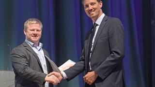 Johannes Kasper (links) erhielt für seine Arbeit den ersten Platz. (Maschinenfabrik Gustav Eirich GmbH & Co KG)