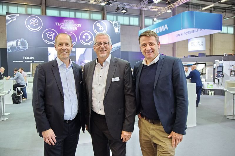 Pirmin Zehnder (Geschäftsführer, Tolus Group): «Grundsätzlich ist die Innoteq ein ausgezeichneter Marktplatz, es ist ein hervorragender Treffpunkt für unsere Branche. Generell ist es eine Gesamtschweizer Messe, sowohl die Ost- als auch die Westschweiz ist gut vertreten. Wir sind jetzt das zweite Mal dabei, die Messe hat sich gut entwickelt, sowohl qualitativ als auch quantitativ. Die Besucher sind grundsätzlich positiv gestimmt, sie haben eine positive, optimistische Erwartungshaltung. Auch die Anzahl der Besucher war wirklich gut. Die Auslastung der Branchen ist sehr unterschiedlich ausgeprägt. Ich bin überzeugt, dass die Messekontakte gute zukünftige Fertigungsprojekte für uns ergeben werden.» Während des Gesprächs mit P. Zehnder war die Bernexpo-Messeleitung am Tolus-Stand. Im Bild (v. l. n. r): Michael Stocker (Bereichsleiter, Bernexpo), Pirmin Zehnder und Tom Winter (CEO, Bernexpo). (Bild: Matthias Böhm)