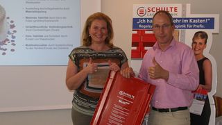 Dirk Storjohann, Geschäftsführer der H. Chr. Storjohann GmbH in Kiel, gratulierte Andrea Schulte auf der Händlertagung zum 10-jährigen Jubiläum des Multiplus-Fachbodens. (Bild: Schulte Lagertechnik)