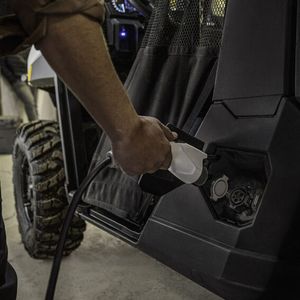 An normalem Haushaltsstrom sollen die Batterien nach 5 Stunden wieder vollständig geladen sein.(Bild:  Polaris)