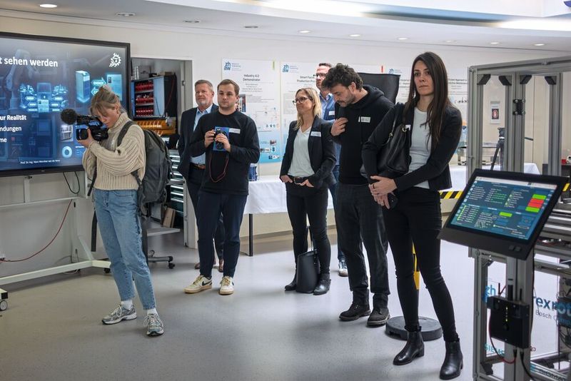 ZHAW und SMC haben in das Potenzial der digitalen Automatisierung für die Schweizer Industrie aufgezeigt und im gemeinsamen Kompetenzzentrum konkrete Anwendungen zu Energieeffizienz, Predictive Maintenance und Digital Twins präsentiert. (Bild: SMC)