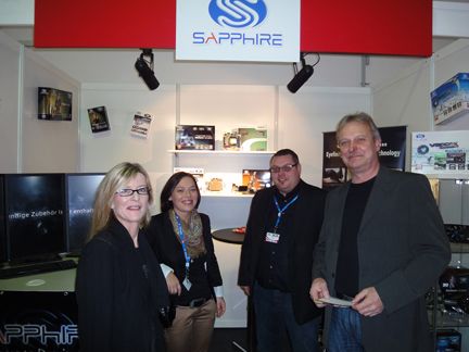 Frau und Herr Rauh interessieren sich für Sapphire-Produkte. (Archiv: Vogel Business Media)